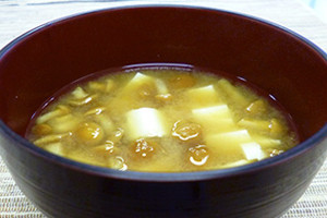豆腐となめたけの味噌汁